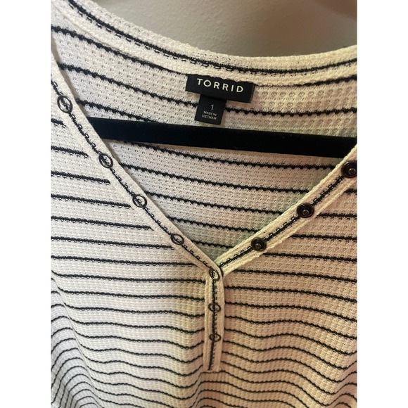 Torrid Womens White Black Striped Waffle Knit Henley Thermal Top Size 1 L XL - Picture 2 of 4